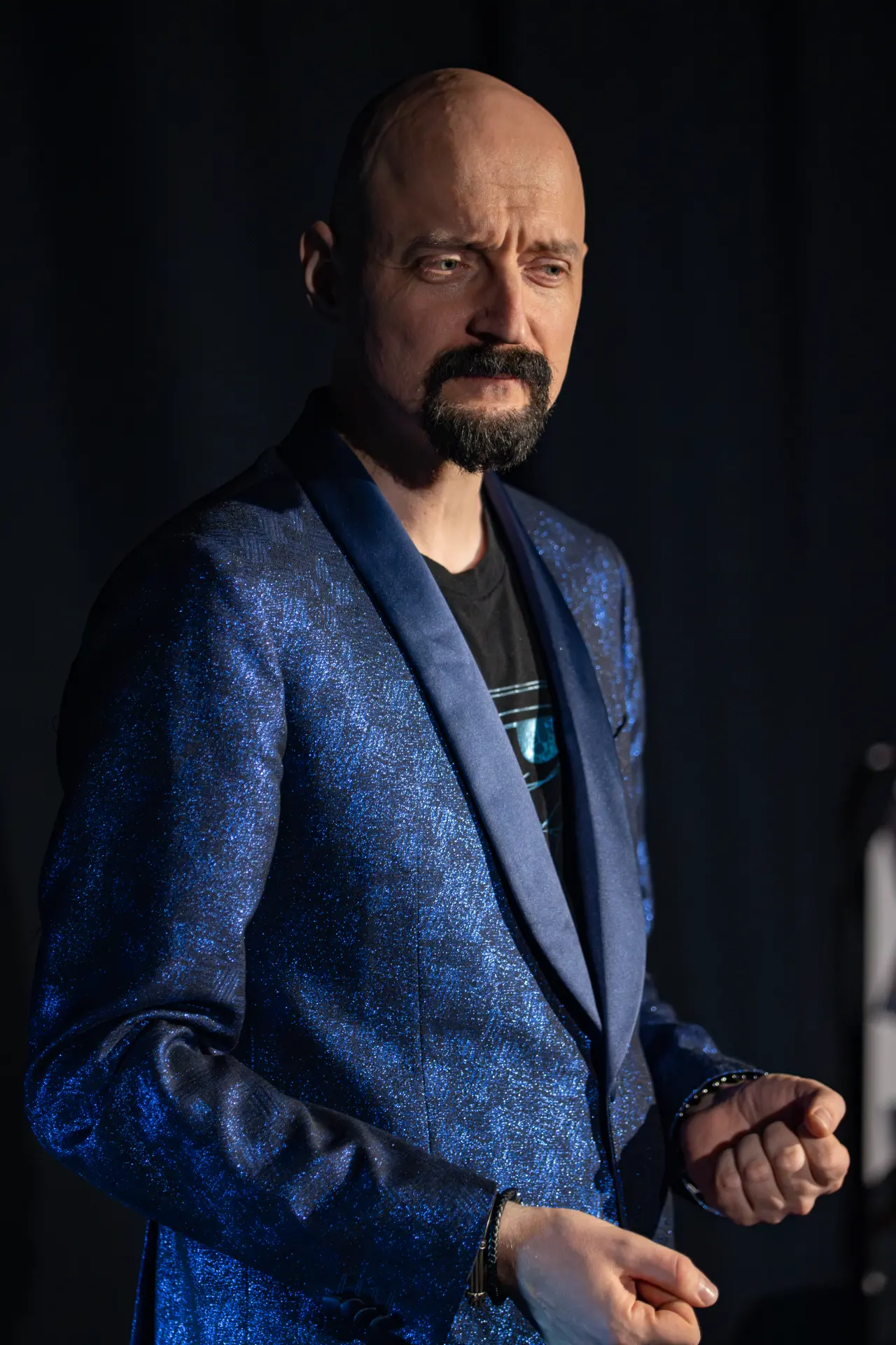 OP Komonen — sininen takki, intensiivinen katse