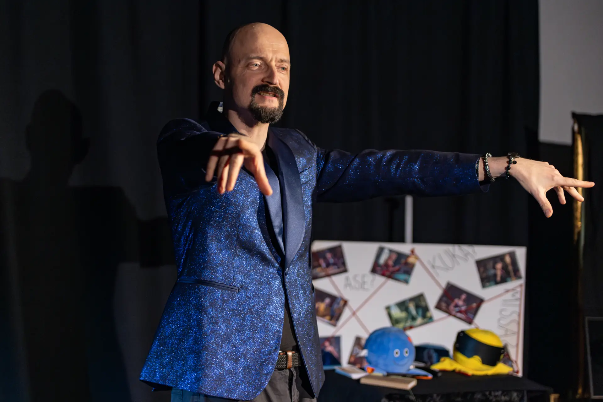 OP Komonen — lavalla, kädet levällään