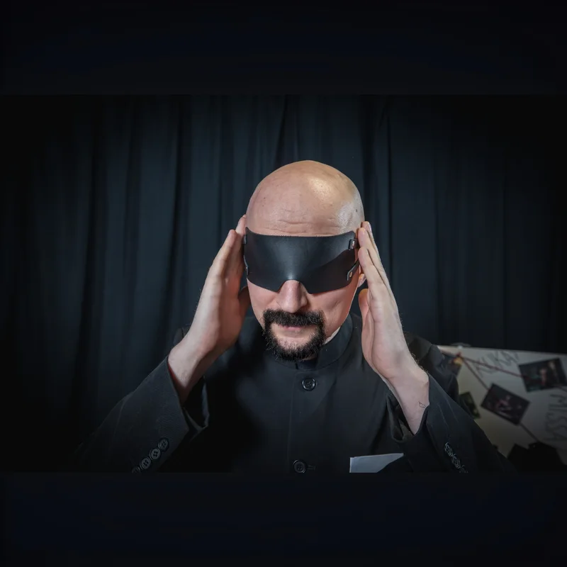 OP Komonen — silmät sidottuna, dramaattinen muotokuva